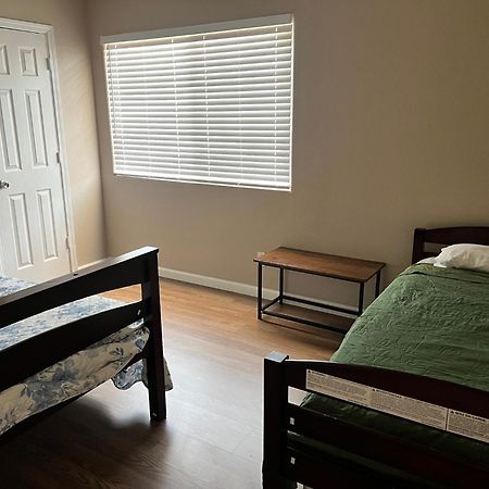 Serene 2Bed 1Bath Condo With Parking Fresno Ngoại thất bức ảnh